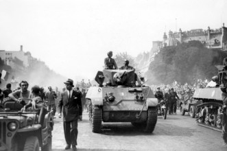 Véhicule blindé français sur les Champs-Elysées, lors de la Libération de Paris (août 1944)