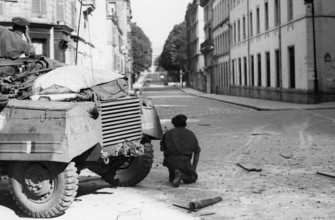 Véhicule blindé français dans les rues de Paris, lors de la Libération (août 1944)