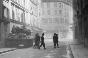 Un char en action près du Palais du Luxembourg, lors de la Libération de Paris (août 1944)