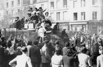 Scène de liesse populaire dans les rues de Paris, à la Libération (août 1944)