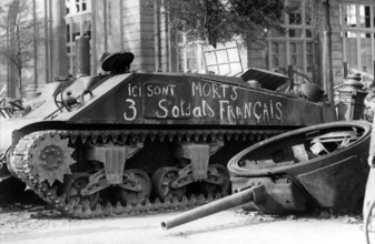 Char français dans les rues de Paris, lors de la Libération (août 1944)