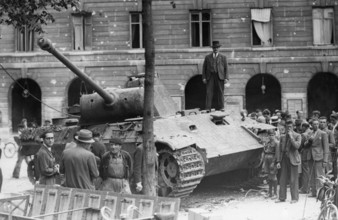 A tank in front of the Senate Palace in Paris, during the Liberation (August 1944)