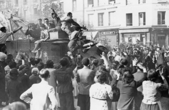 Scène de liesse populaire dans les rues de Paris, lors de la Libération (août 1944)