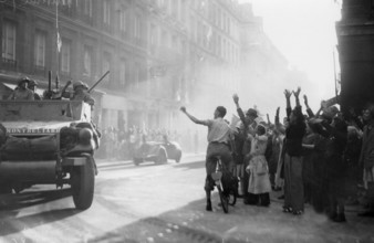 Scène de liesse populaire dans les rues de Paris, lors de la Libération (août 1944)