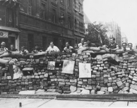 Une barricade boulevard Saint-Germain à Paris, lors de la Libération (août 1944)