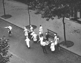 Strecher-bearers from the Red Cross transporting two injured persons, during the Paris uprising (August 1944)