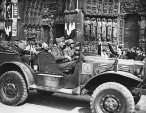 Le général Leclerc défilant devant Notre-Dame de Paris, lors de la Libération (août 1944)