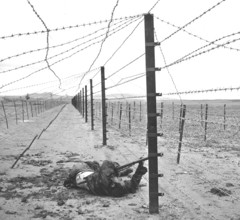 War in Algeria, Rebel electrocuted in the barbed wire (1957)