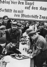 Stand où un jeune garçon s'exerce à un jeu datant de la première Guerre mondiale (1933)