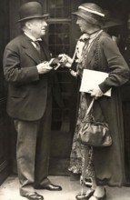 Stanley Baldwin, à la sortie d'une réunion des Associations conservatrices et syndicales