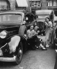 Jeunes filles déjeunant en plein air