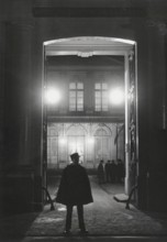 Agent devant le ministère de la guerre à Paris, 1938