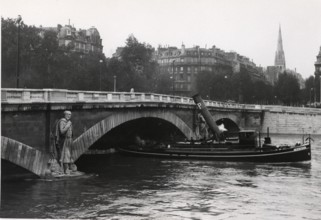 Trafic fluvial sur la Seine fortement en crue, 1939