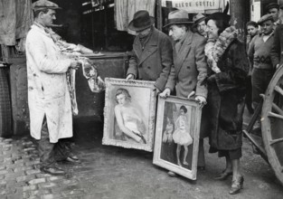 Un buste de femme contre un quartier de viande à Paris