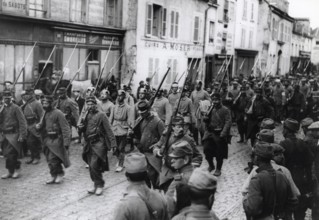 Prisonniers allemands escortés par des militaires français