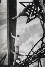 Artisans acrobates au service l'électricité