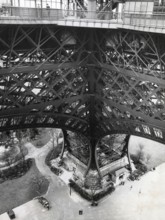 Un pied de la Tour Eiffel