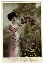 Carte postale représentant une femme tenant un panier de fleurs