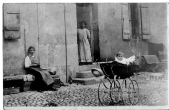 Bébé dans sa poussette