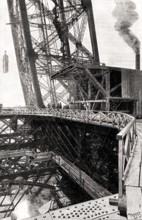 Un pilier de la Tour Eiffel en construction-1889