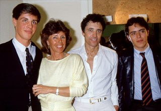 Sacha Distel, son épouse et leurs deux fils