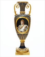 Manufacture de Sèvres, Vase fuseau avec le portrait de l'Empereur en costume du Sacre, recto