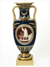 Manufacture de Sèvres, Vase étrusque carafe avec une reproduction de la médaille de baptême du roi de Rome peinte dans le genre camé