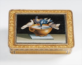 Box decorated with a mosaic: doves