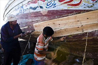 Pêcheurs réparant leur bateau (Egypte)