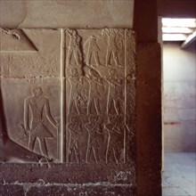 Saqqarah, mastaba de la princesse Idout, enfant porteur d’une tige fleurie et d’un oiseau
