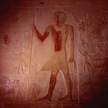 Saqqarah, Mastaba de Ptahhotep,  le maître de la tombe muni du bâton et de la serviette avec ses enfants