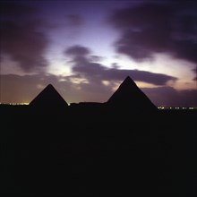 Plateau de Gizeh, Pyramides de Khéops et Kephren vues de nuit
