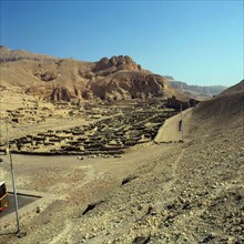 Deir el-Medineh, Village des artisans de la nécropole thébaine,  vue du Sud-Est