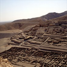 Deir el-Medineh, village des artisans de la nécropole thébaine, vue de la partie Sud du village