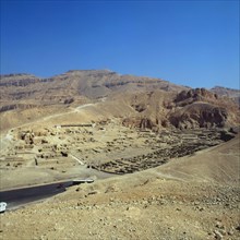 Deir el-Medineh, Village des artisans de la nécropole thébaine , vue de la " Cime " et du chemin menant à la Vallée des Rois