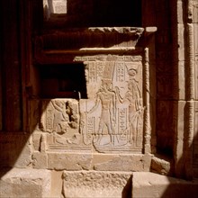 Deir el-Medineh, Temple ptolémaïque , mur d'entrecolonnement du pronaos, scène de vénération du roi au dieu Amon et à la déesse Hathor