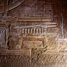 Deir el-Medineh,Temple ptolémaïque , chapelle de gauche, le pilier Nerfertem sur son reposoir