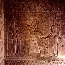 Deir el-Medineh, Temple ptolémaïque , chapelle de gauche, scène de la psychostasie , entrée du défunt entre les deux Maât