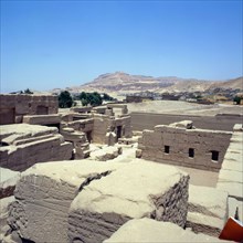 Gournah, Temple de Sethi Ier,  vue sur la " cime " et sur le temple, au centre la cour de l'autel solaire