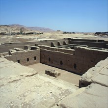 Gurnah, Temple of Seti I,  view from the roof onto the court of the solar altar