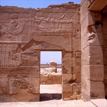 Gournah, Temple de Sethi Ier, salle de la barque d'Amon, offrande du roi à Montou