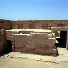 Gournah, Temple de Sethi Ier , vue du toit sur le mur occidental de la cour de l'autel solaire