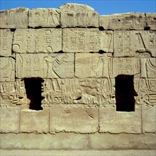 Gournah, Temple de Sethi Ier, mur de la cour de l'autel solaire, offrande de Maât par Ramsès II au dieu Amon-Rê