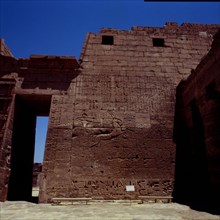 Medinet Habou, Temple de Ramsès III, première cour,  le roi sur son char met en déroute les Lybiens