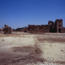 Temple de Medinet Habou, nilomètre , arrière du temple des Thoutmôsis et de la tour fortifiée " Migdol "