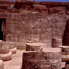 Medinet Habou, Temple de Ramsès III, première salle hypostyle, mur Est côté Sud, présentation du roi entre Horus et Thot au dieu Amon