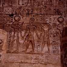 Medinet Habou, Temple de Ramsès III, première salle hypostyle, mur Est côté Sud, le roi entre Horus et Thot