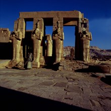 Ramesseum, Temple de Ramsès II, vestibule sur le devant de la salle hypostyle, piliers osiriaques