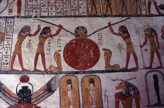 Tombe de Ramsès VI. 4 divinités et 2 cobras entourant un grand disque duquel sort une tête hathorienne