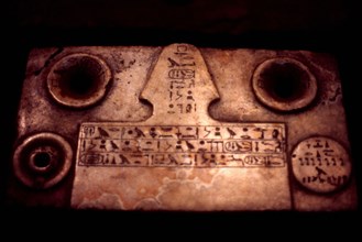 Table d'offrande sculptée suivant le hiéroglyphe de l'offrande
